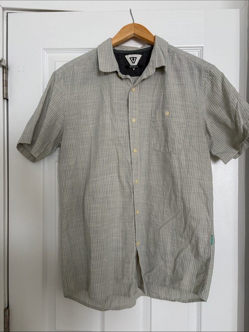 VISSLA Men’s Short Sleeve Button-Down Shirt in Light Gray Stripe